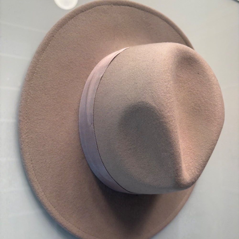 Beige hat - Picture 2 of 2